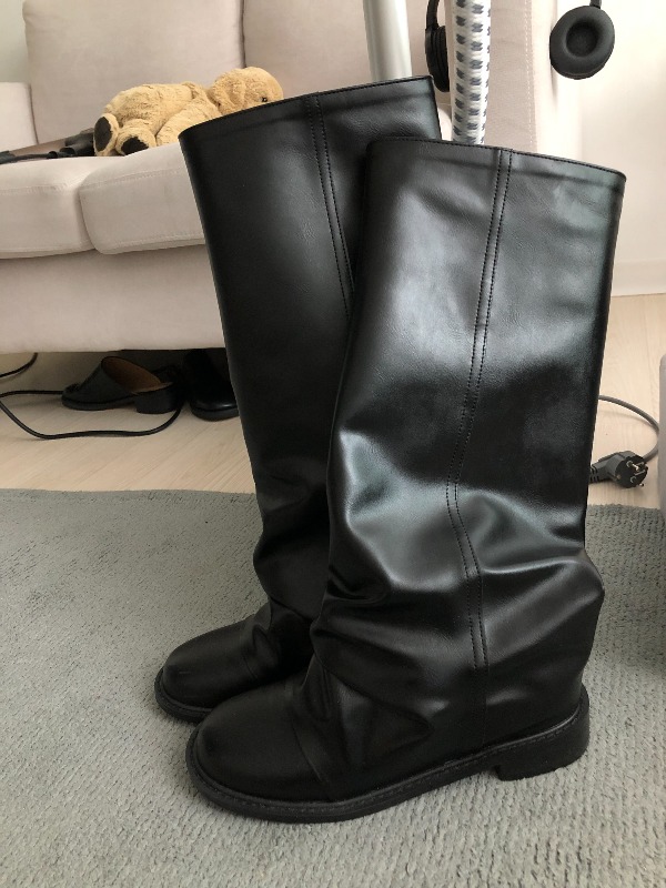 black folding boots